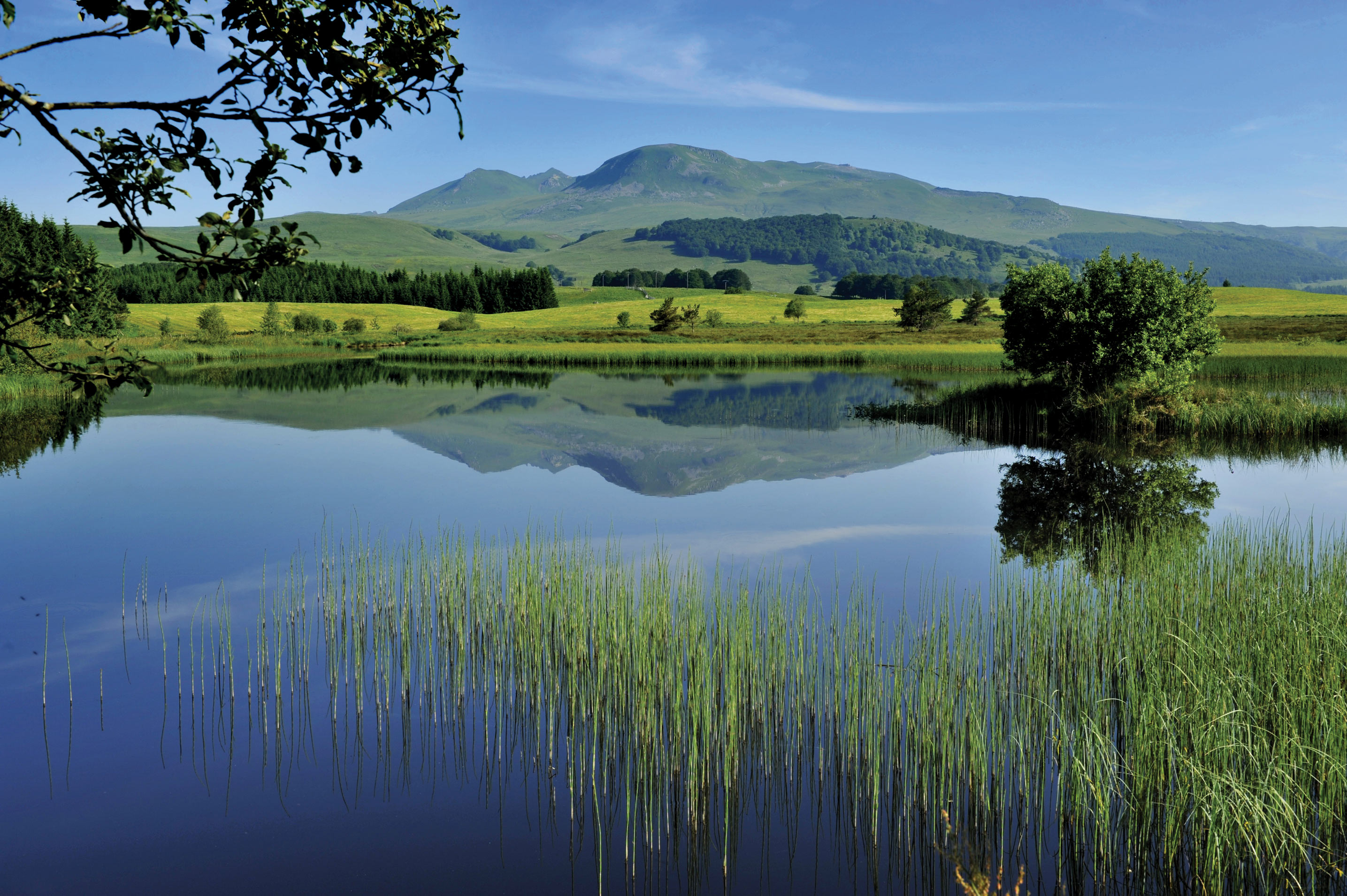 Lake in the Sancy in Auvergne © CRDTA/Joel Damase