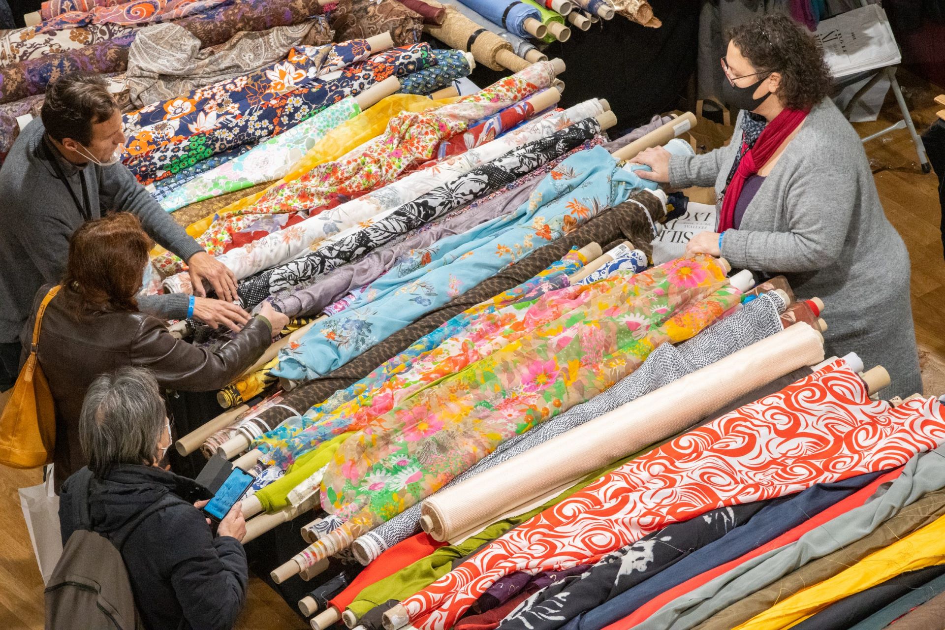 Les rouleaux de soie d'un exposant au Silk in Lyon - © Pierre-Aymeric Dillies