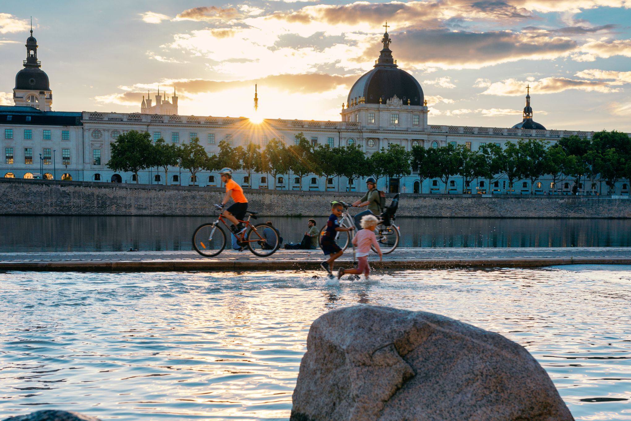 Enfants et cyclistes sur les quais du Rh&ocirc;ne &copy;Iulian Rotaru