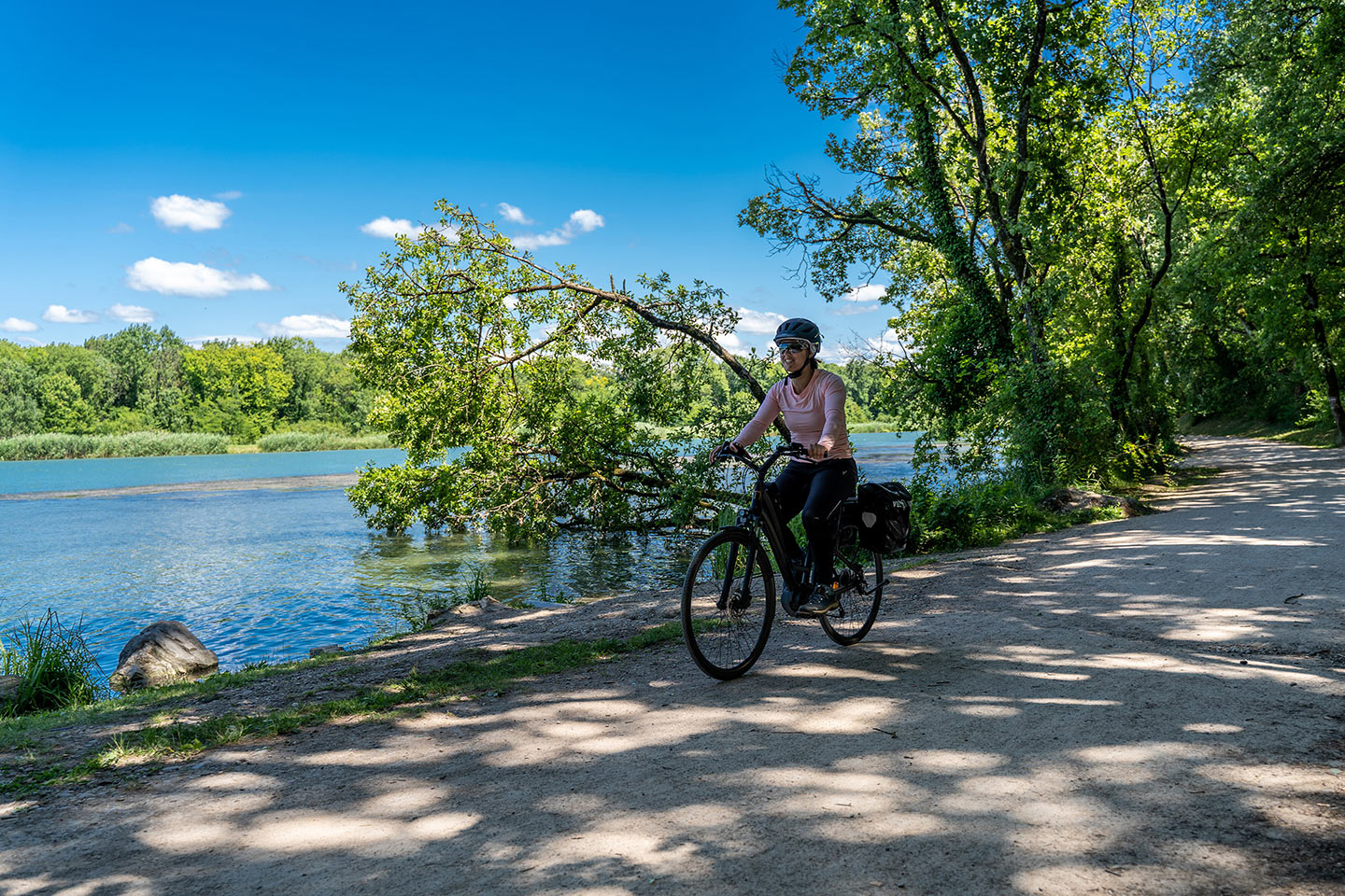 Sur la ViaRhôna, au Grand Parc Miribel Jonage © T. Prudhomme / Auvergne Rhône-Alpes Tourisme