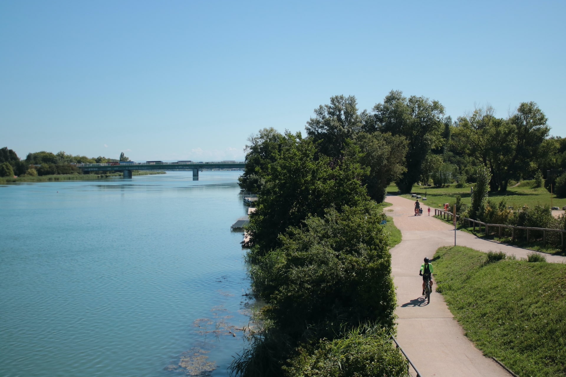 Vue du Grand Large de la passerelle modes doux à Décines © Claire Morel