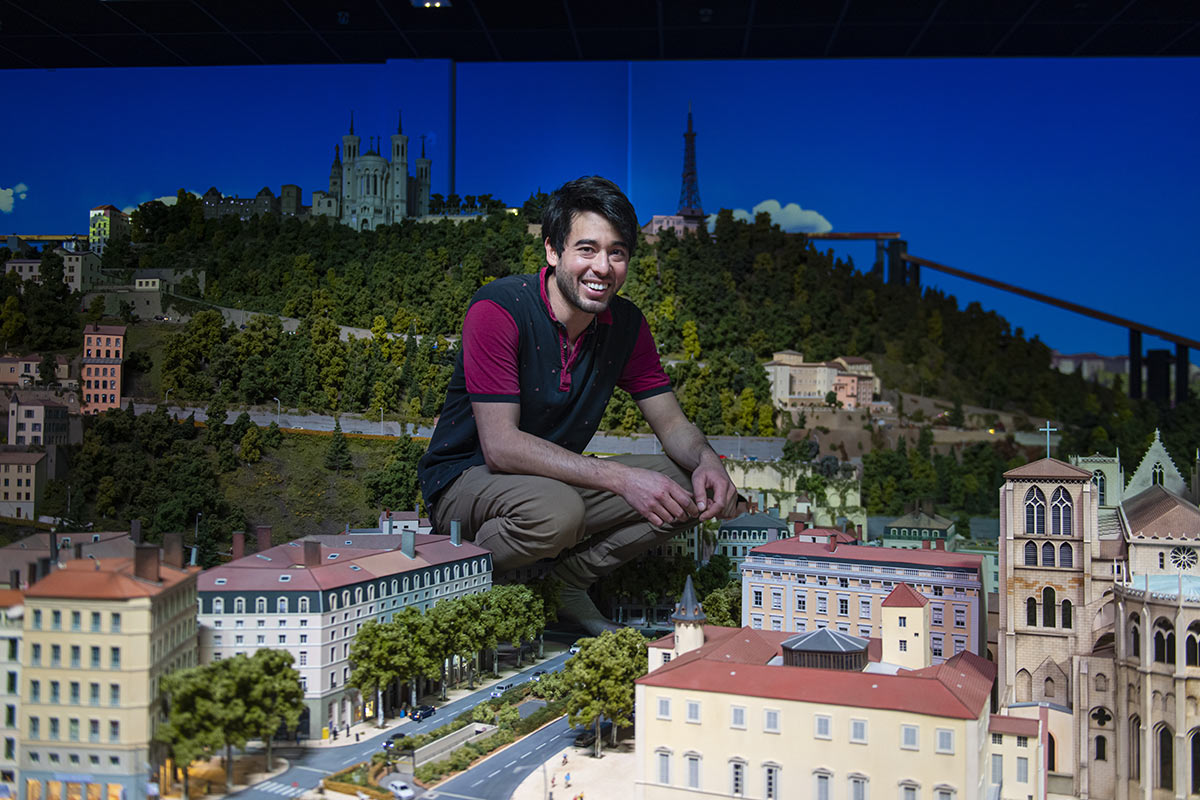 Maxime Sellem, miniaturiste chez Mini World Lyon © Susie Waroude