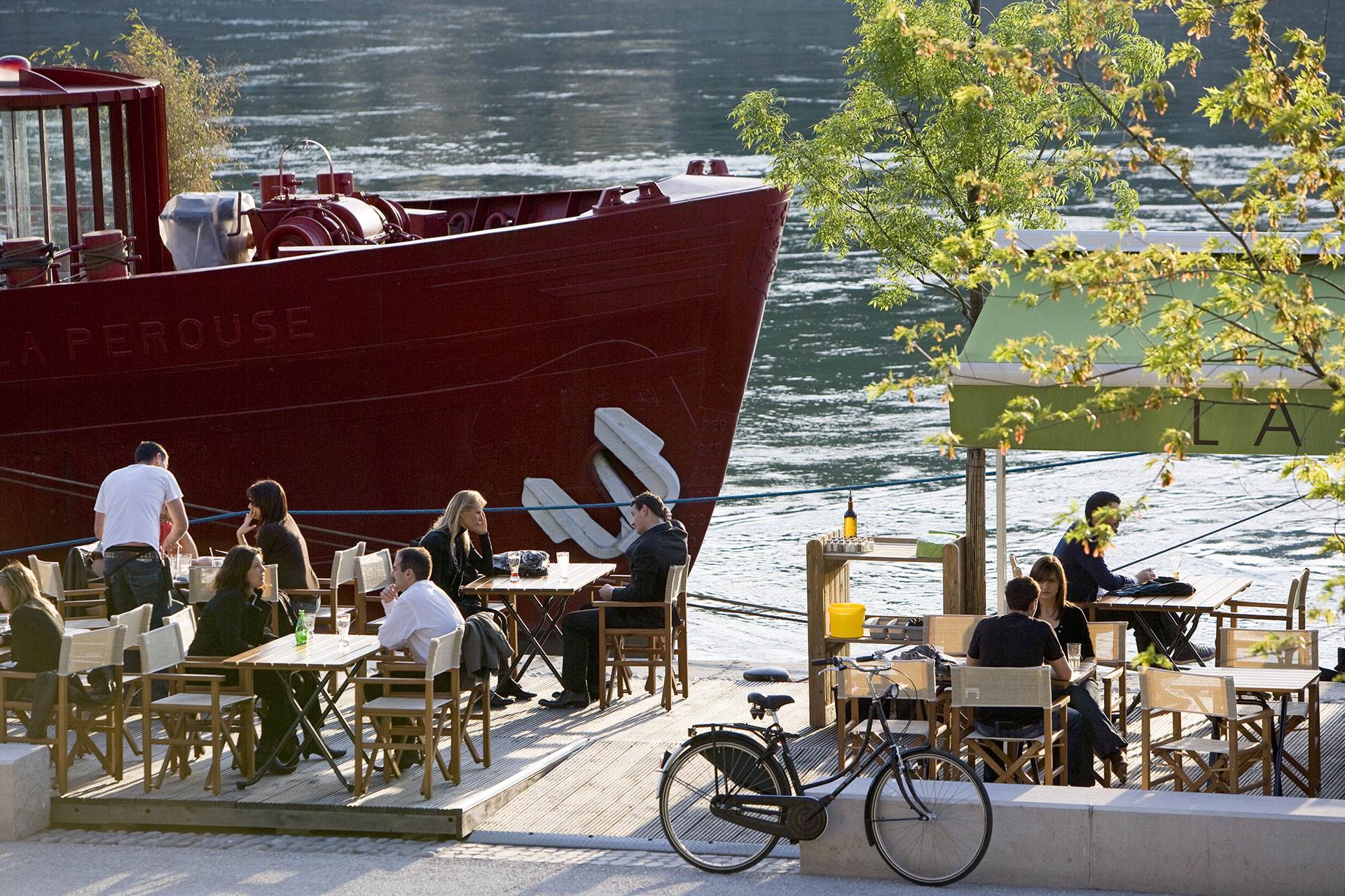 Les terrasses de bars sur les Berges du Rhône - photo © Tristan Deschamps