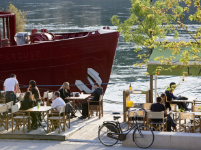 Terraces on the Berges du Rhône (Rhone river banks) - Photo by Tristan Deschamps