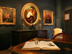 Antiques Auguste Comte street © Marie Perrin