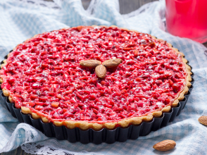 Pink praline tart © iuliia_n/Shutterstock.com