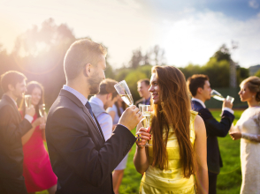 Wedding guests in a park © Halfpoint/Shutterstock.com